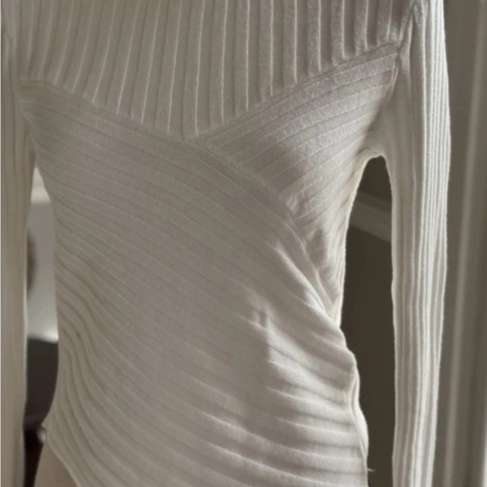 Chic White Ribbed Sweater